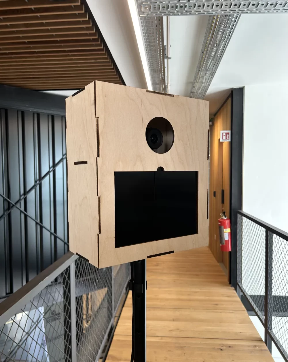 Houten photobooth van LetterLights, opgesteld op een event