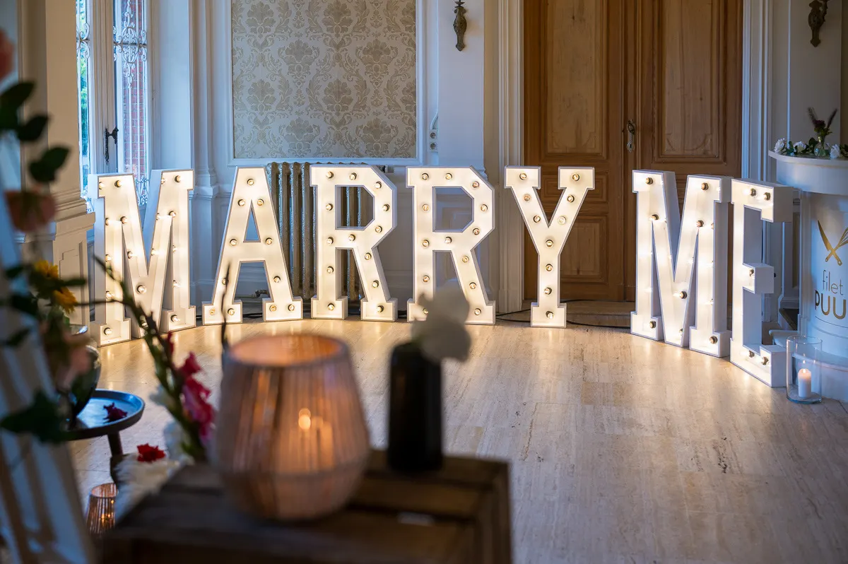 MARRY ME lichtletters in een kasteel