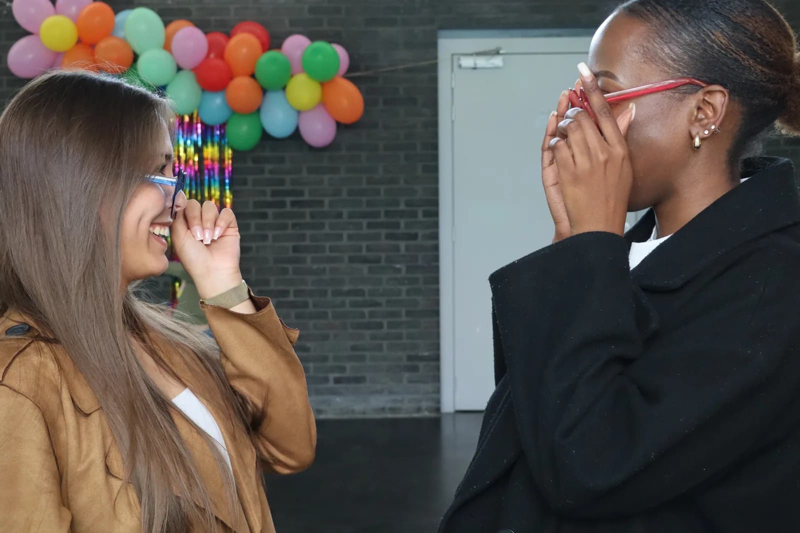Twee gasten liggen dubbel van het lachen bij de photobooth