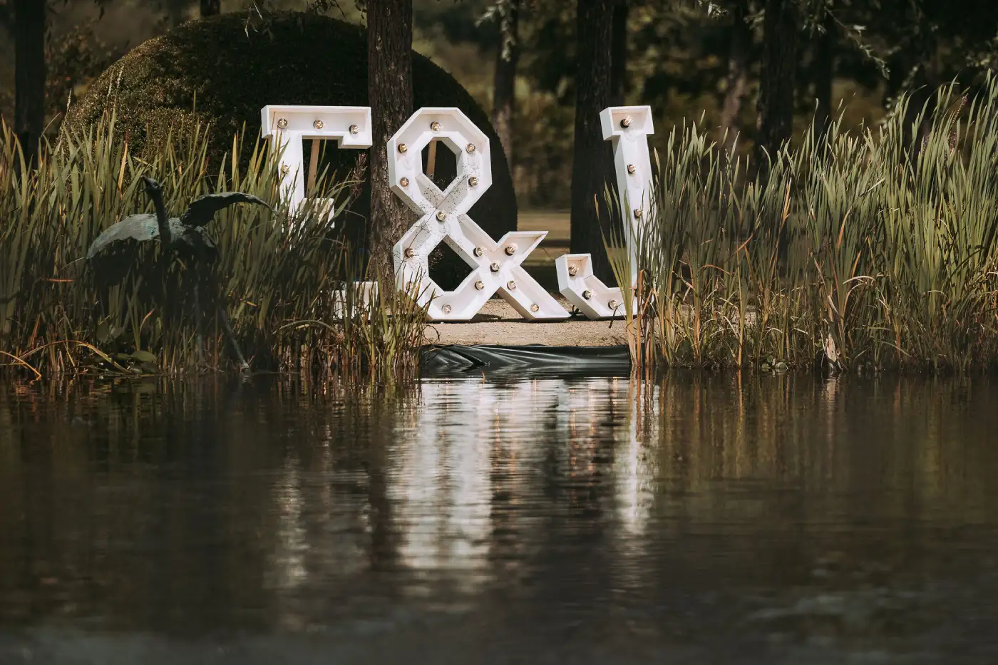 Initialen-lichtletters aan een vijver