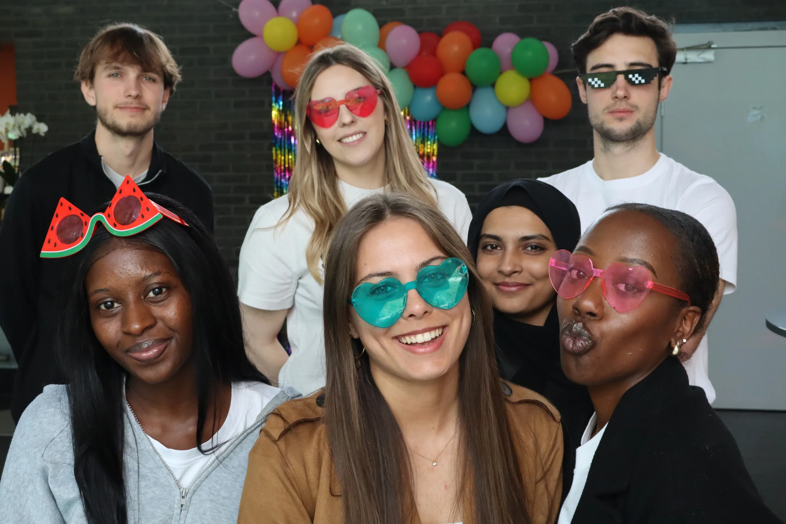 Gasten poseren met accessoires bij de photobooth van LetterLights