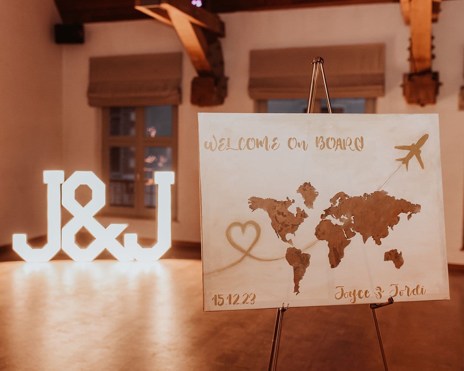 Lichtgevende letters J&J op een huwelijk