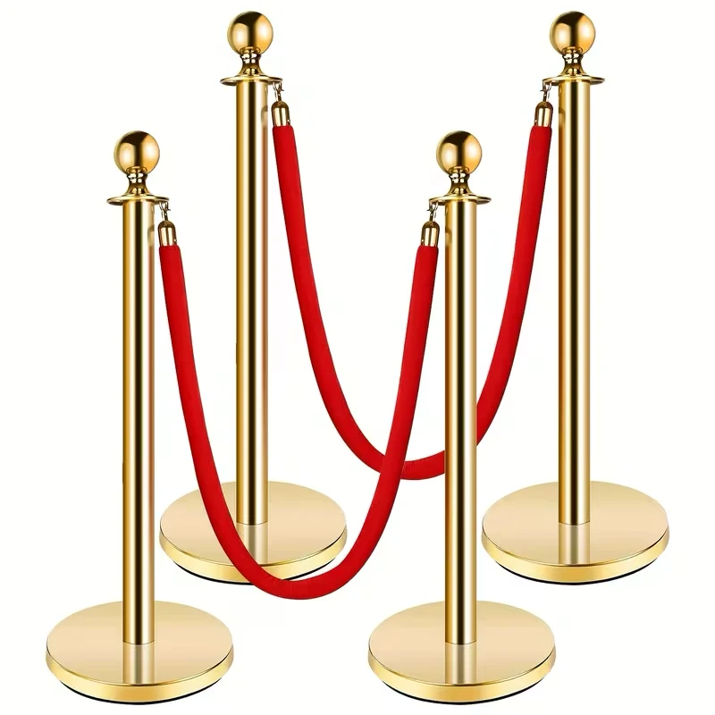 Gouden paaltjes met rood koord